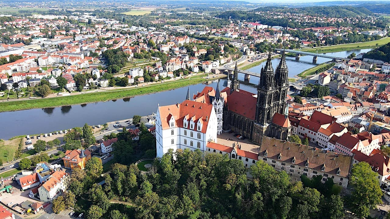 Convertible tour on the Porcelain Route